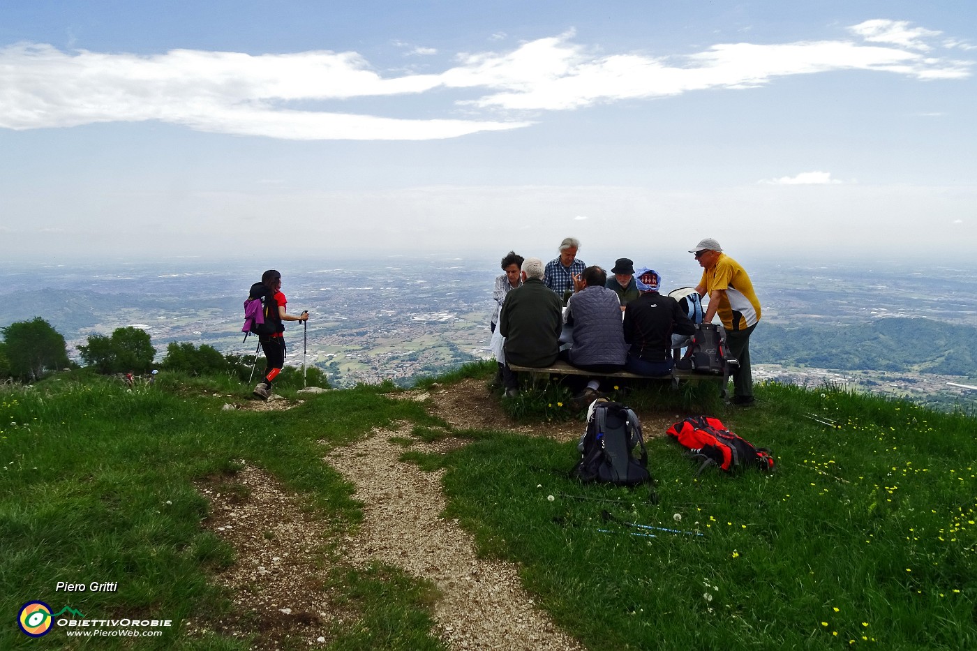 73 Un bel gruppo  si gode la compagnia ...con vista panoramica.JPG -                                